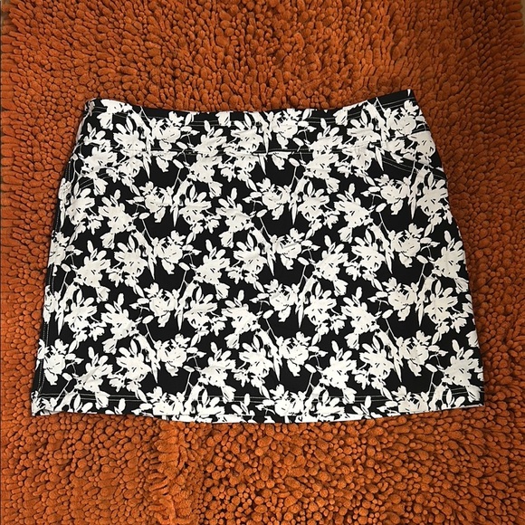 Mario Serrani Dresses & Skirts - Mario Serrani Black and White Mini Pencil Skirt Resort Wear